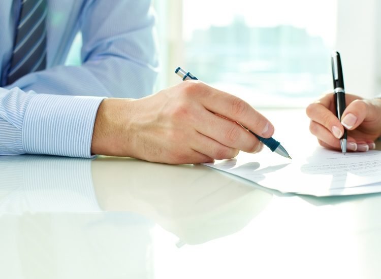 Contrato de prestação de serviços: 8 pontos que a empresa deve analisar antes de assinar
